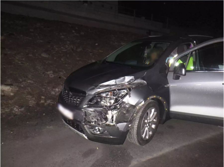 Verunfalltes silbernes Auto mit Schaden vorne links - Keystone