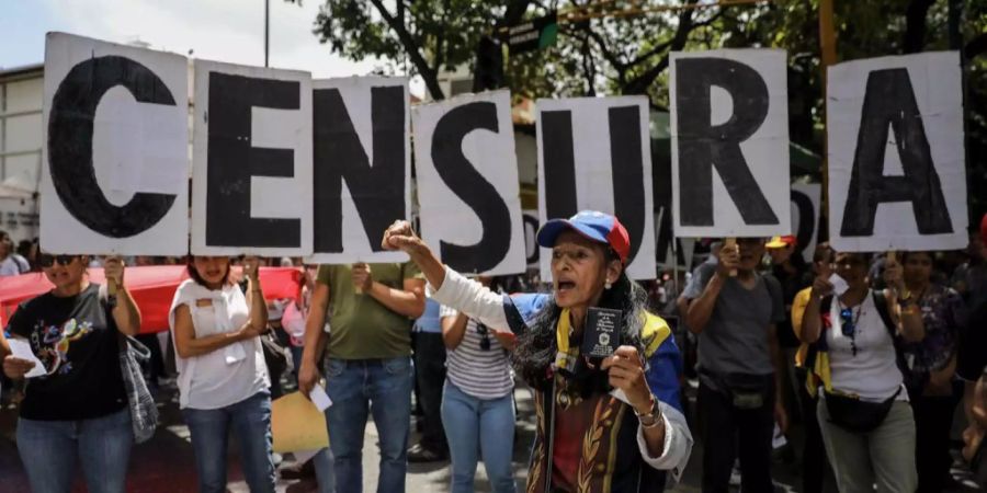 Journalisten und Mitstreiter protestieren in Caracas gegen die Einschränkung der Pressefreiheit in Venezuela. (Archivbild)