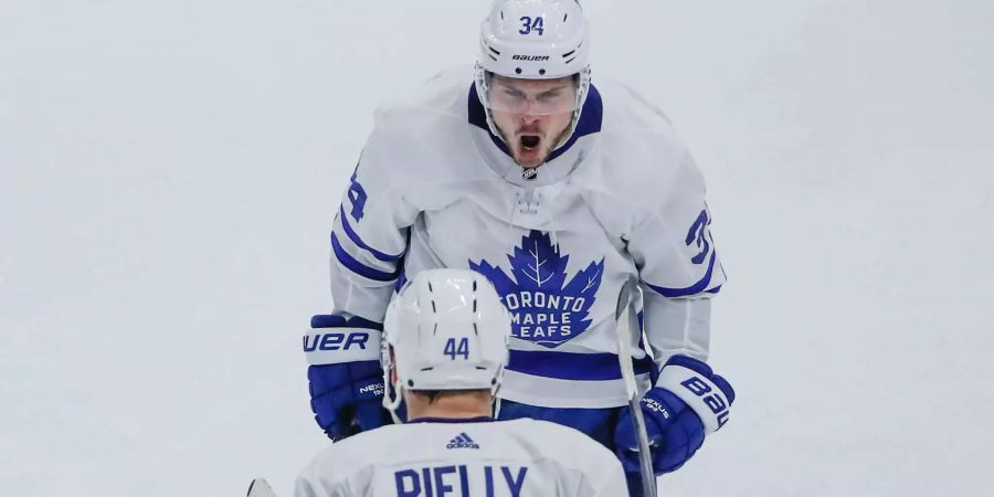 Auston Matthews bejubelt einen Treffer für die Toronto Maple Leafs.