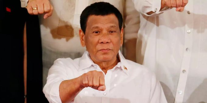 Rodrigo Duterte hält katholische Bischöfe für nutzlos. Der philippinische Präsident Rodrigo Duterte gestikuliert im Präsidentenpalast.