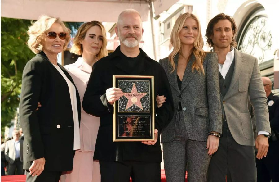 Ryan Murphy (m), Drehbuchautor, Fernsehproduzent und Regisseur aus den USA, steht, nach der Verleihung seines Sterns auf dem Hollywood Walk of Fame.