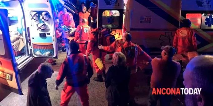 Bei der Massenpanik von Besuchern einer Diskothek in Madonna del Piano in der Gemeinde Corinaldo in der Nähe der italienischen Hafenstadt Ancona an der Adria sind am frühen Morgen mehrere Menschen ums Leben gekommen. Rettungskräfte kümmern sich nach einer Massenpanik in einer Diskothek um Verletzte.