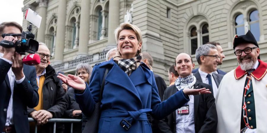 Die neu gewählte Bundesrätin Karin Keller-Sutter wird von Fans auf dem Bundesplatz in Bern begrüsst.