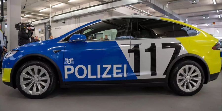 Ein Tesla-X-100D-Polizeifahrzeug, Bestandteil der erneuerten Flotte der Kantonspolizei Basel-Stadt.