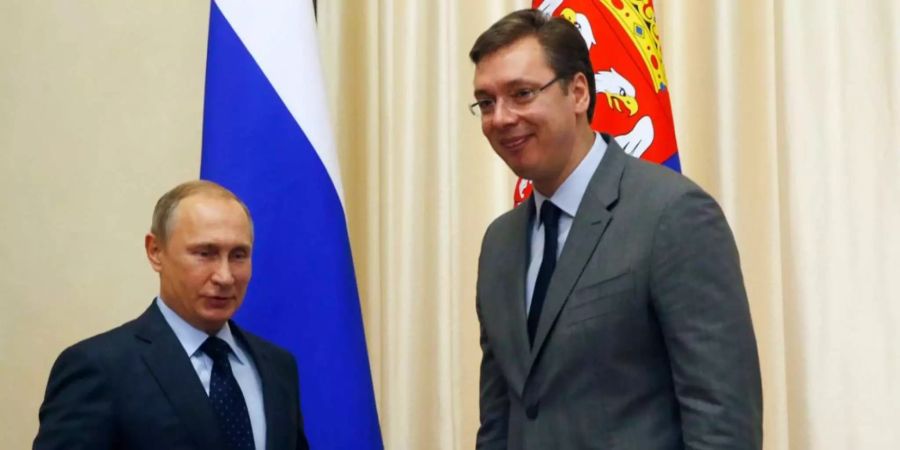 Der russische Präsident Wladimir Putin begrüsst Aleksandar Vucic – damals noch Premierminister – zu Gesprächen in Moskau.