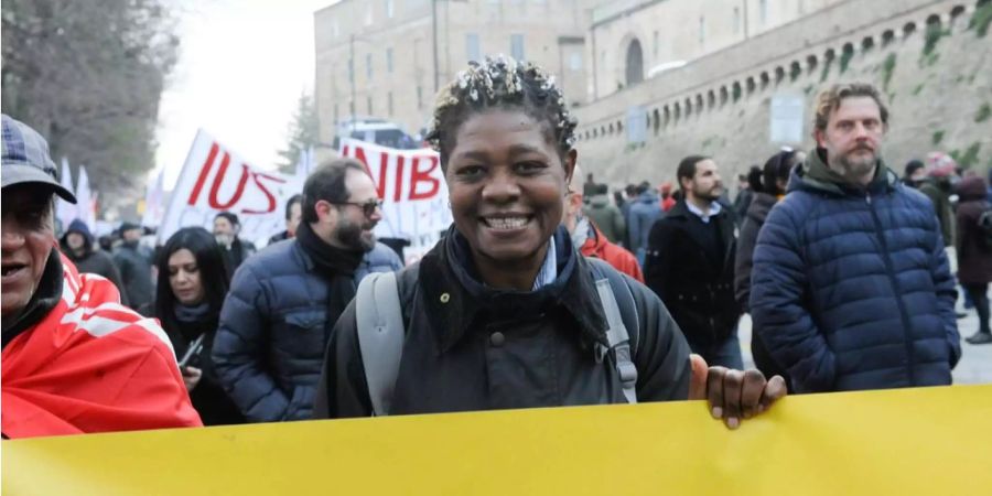 Menschen demonstrieren nach der Tat in Macerata (I) gegen Rassismus.