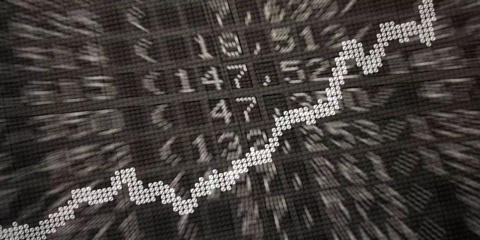 Die grosse Anzeige in der Börse in Hessen zeigt die Dax-Kurve und verschiedene Börsenkurse. Die grosse Anzeige in der Börse in Hessen zeigt die Dax-Kurve und verschiedene Börsenkurse.