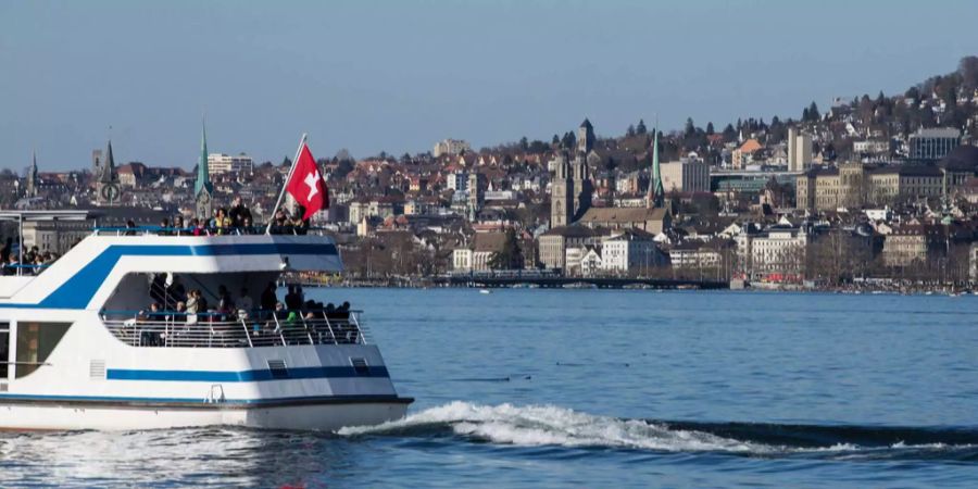 Ein Kursschiff fährt über das Seebecken des Zürichsee.