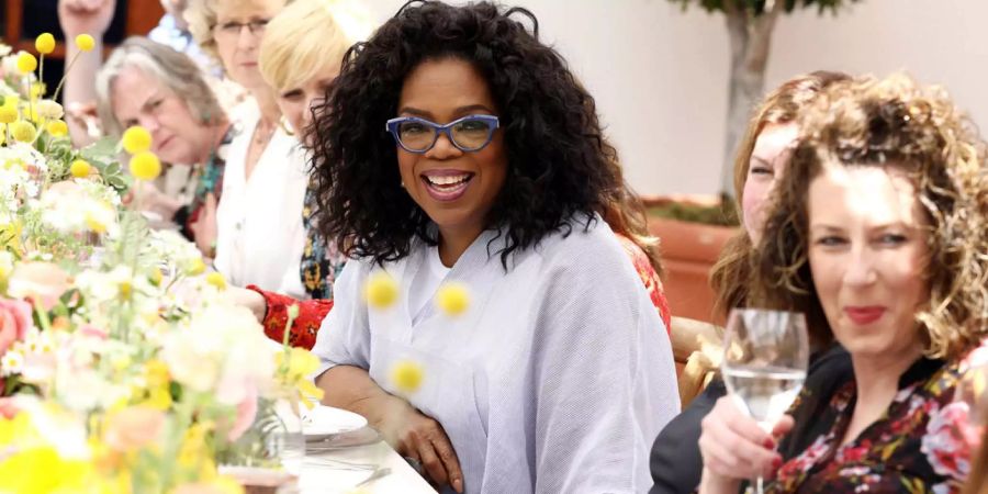 WeightWatchers Mitglied und Anteilseignerin Oprah Winfrey teilt ihre Erfahrungen mit anderen Mitgliedern.