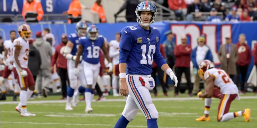 Die Playoff-Hoffnungen scheinen die New York Giants bereits vor dem Spiel gegen die Washington Redskins begraben zu haben: Unter der Woche wurden mit Damon Harrison und Eli Apple zwei wichtige Spieler abgegeben. Zuversicht sieht anders aus. Dementsprechend chancenlos bleiben die Giants dann auch bei der 13:20-Niederlage gegen die Divisions-Rivalen. Die Fans dürften darauf hoffen, dass die Clubführung nächste Saison einen neuen Franchise-Quarterback draftet – Eli Mannings Zeit scheint definitiv vorbei zu sein.