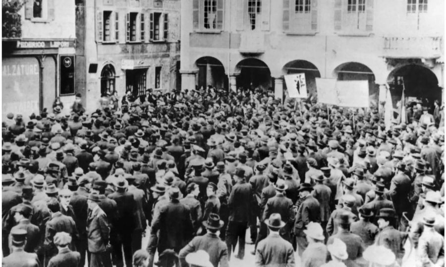 Vor 100 jahren am 12. november 1918 begann in der Schweiz der Landesstreik, ein Generalstreik mit rund 250'000 beteiligten Arbeitern und Gewerkschaftern – hier in Bellinzona.