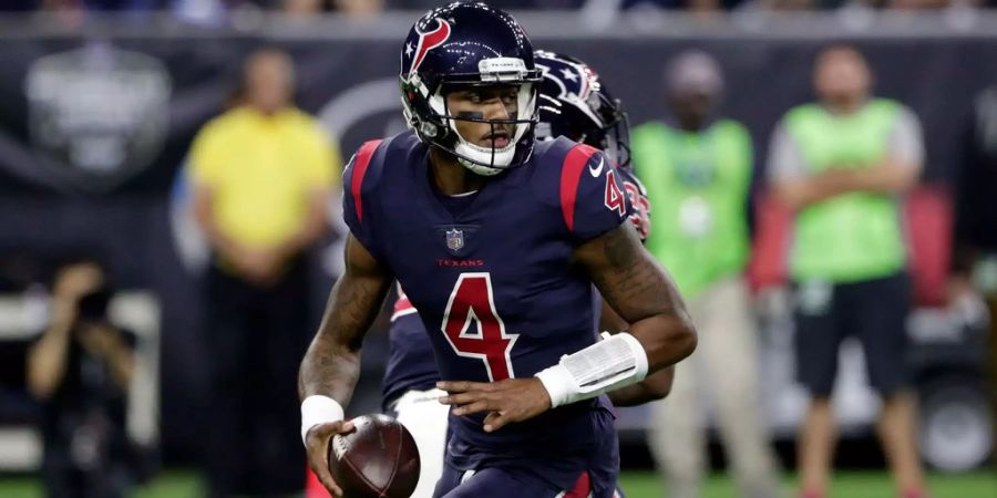 Texans-Quarterback Deshaun Watson hält den Ball und sucht eine Anspielstation.