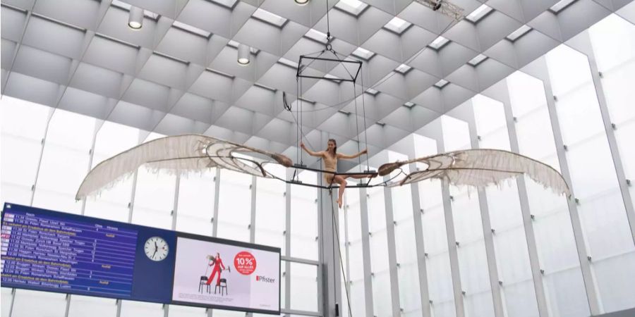 Eine Tänzerin von Rigolo Swiss Nouveau Cirque gibt eine Darbietung in der neuen Ankunftshalle an der offiziellen Einweihung des neu gestalteten Bahnhofs und Bahnhofplatz in St. Gallen.