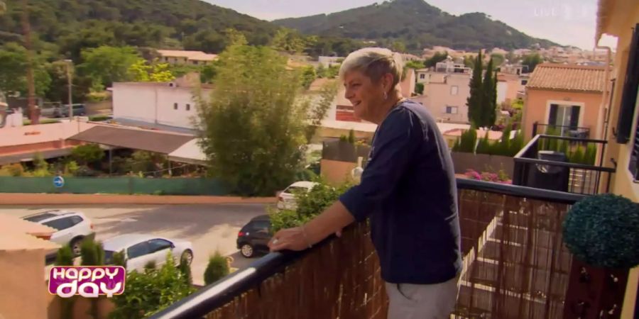 Andrea auf dem Balkon ihres Miethauses auf Mallorca.