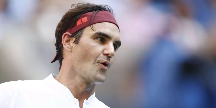 Roger Federer schnauft nach einem Ballwechsel am US Open durch.