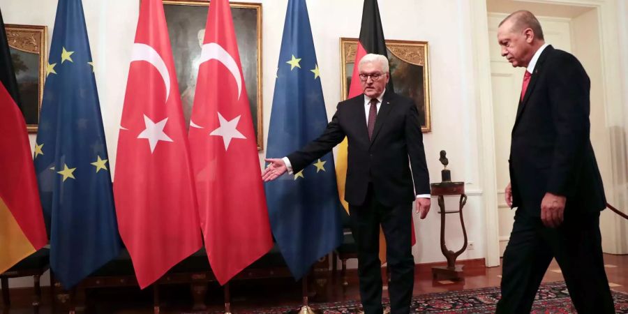 Der deutsche Bundespräsident Frank-Walter Steinmeier weist dem türkischen Präsidenten Recep Tayyip Erdogan den Weg.