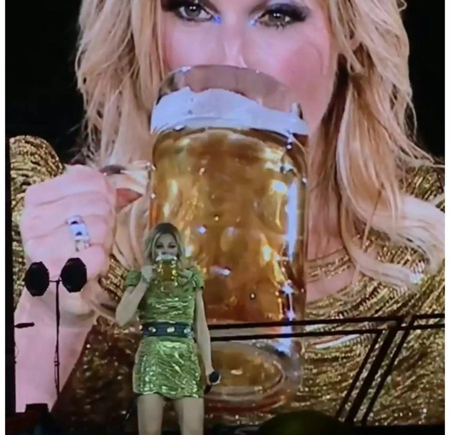 In nur 30 Sekunden: Helene Fischer leert eine Mass Bier auf der Bühne.