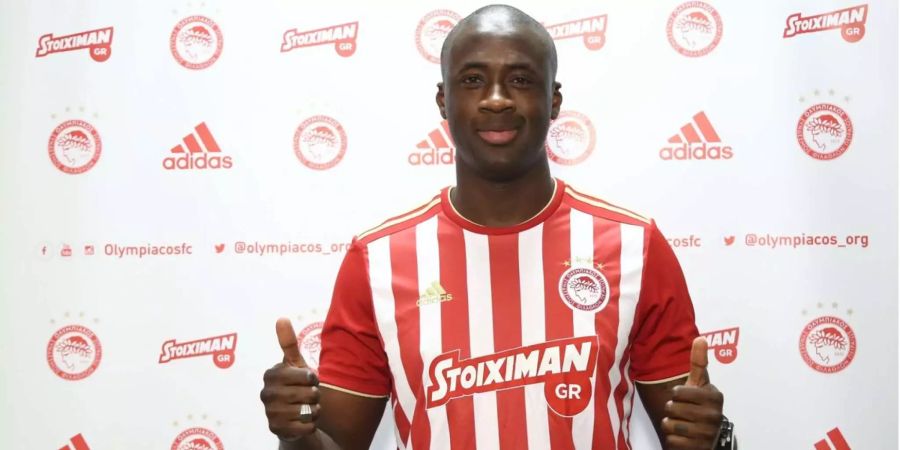 Yaya Touré posiert im Dress von Olympiakos Piräus.