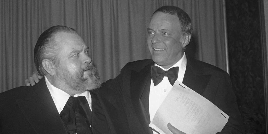 Der 1985 verstorbene Starregisseur Orson Welles (l.) posiert mit dem legendären Frank Sinatra (r.), verstorben 1998, vor dem Dinner des American Film Institute Award 1975.