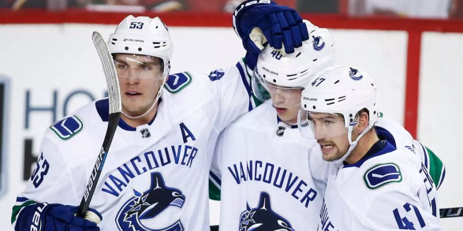 Sven Bärtschi (r.) jubelt mit seinen Teamkollegen Elias Pettersson (M.) und Bo Horvat (l.) über einen Treffer.