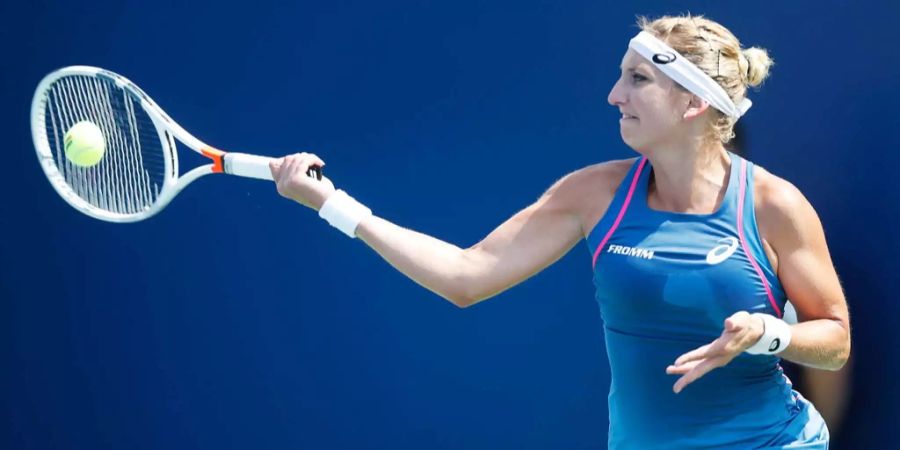 Timea Bacsinszky schlägt eine Vorhand.