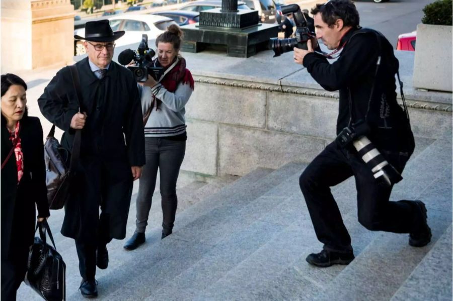 Ex-Banker Rudolf Elmer mit seiner Anwältin auf dem weg ins Bundesgericht in Lausanne. Die Medien verfolgen ihn auf Schritt und Tritt.