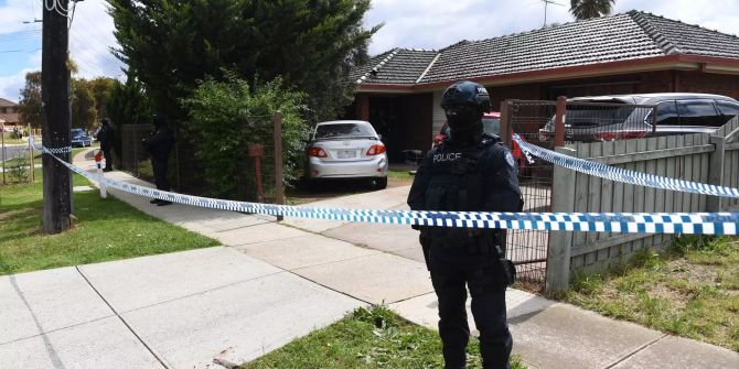 Polizeibeamte stehen vor einem Anwesen in Werribee, das nach einem mutmasslichen Terrorangriff am Vortag durchsucht wurde.