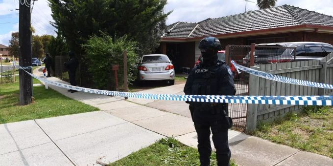 Polizeibeamte stehen vor einem Anwesen in Werribee, das nach einem mutmasslichen Terrorangriff am Vortag durchsucht wurde. Polizeibeamte stehen vor einem Anwesen in Werribee, das nach einem mutmasslichen Terrorangriff am Vortag durchsucht wurde.