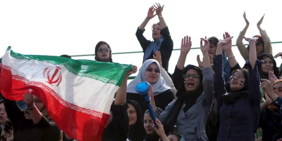 Iranische Frauen feuern bei einem Spiel der iranischen Frauen-Fussballnationalmannschaft ihrem Team zu.