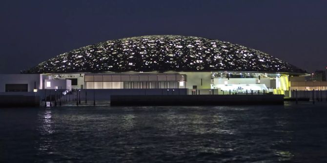 Das Museum im Louvre Abu Dhabi bei Nacht.