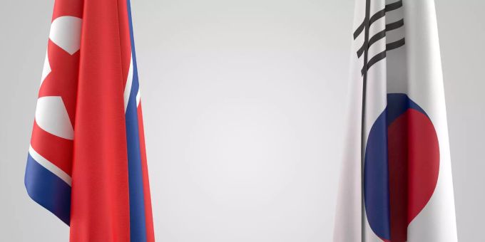 Das Ministerium in Korea nannte keine Details zu Gesprächen. Die Flaggen von Nordkorea und Südkorea.