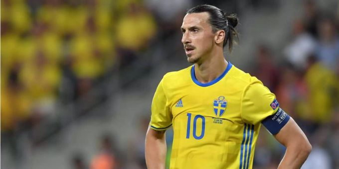 Zlatan Ibrahimovic steht für Schweden auf dem Fussball-Platz. Zlatan