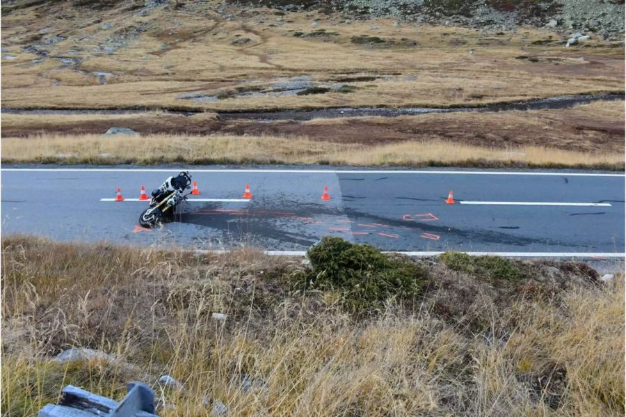 Die Motorradfahrerin wurde am Rücken und Brustkorb mittelschwer verletzt - Kapo Graubünden