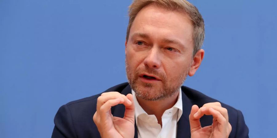 Christian Lindner, Bundesvorsitzender der Freien Demokratischen Partei (FDP), spricht bei der Bundespressekonferenz zu den Ergebnissen der Landtagswahlen in Bayern.