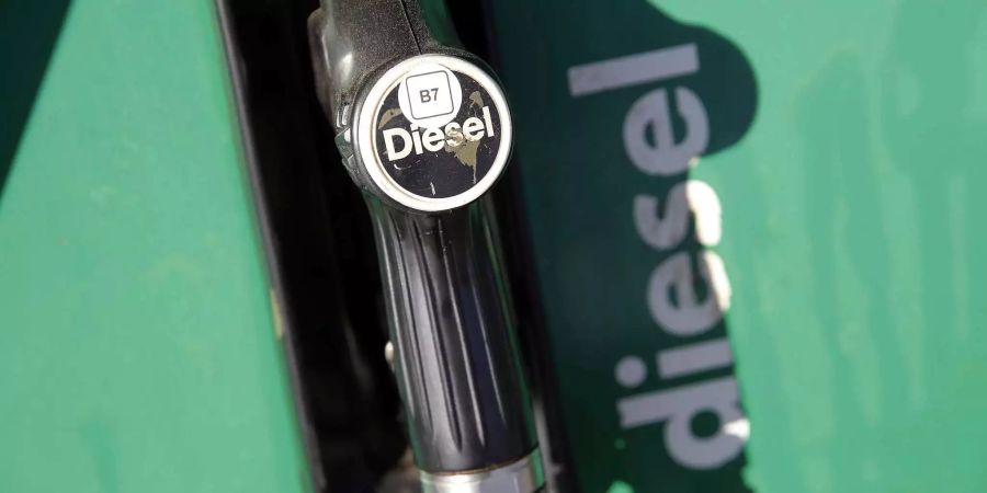 Blick auf das neue Etikett «B7» für Diesel an einer Tankstelle.