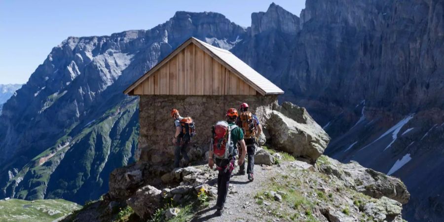 Bergsteiger an der Grünhornhütte am Fusse des Berges Tödi über dem Linthal im Kanton Glarus.