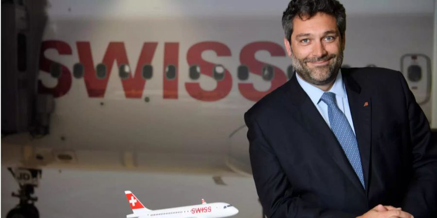 Lorenzo Stoll posiert am Flughafen Genf vor einem Flugzeug der Swiss.