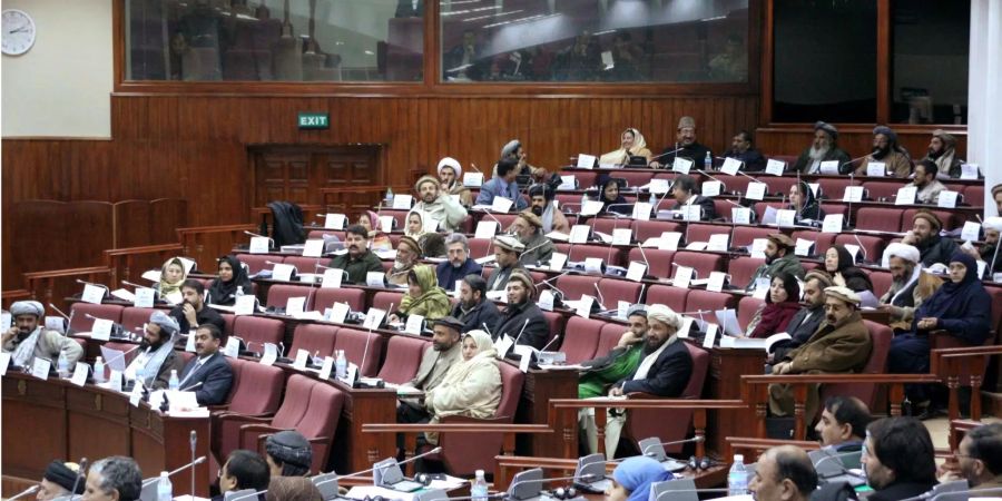 Eine Parlamentssitzung läuft in Afghanistan.