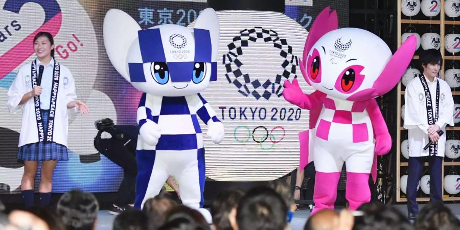 Miraitowa und Someity, die Maskottchen der Olympischen und Paralympischen Spiele 2020 in Tokio, besuchen eine Veranstaltung, die den Beginn des zweijährigen Countdowns für die Sommerspiele markiert.