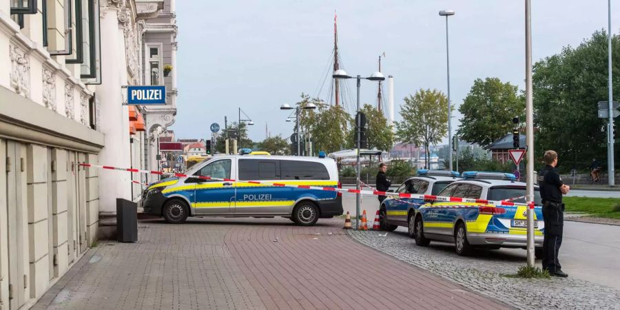 Absperrband der Polizei ist vor einer Polizeistation in Flensburg (D) zu sehen.