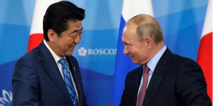 Shinzo Abe und Wladimir Putin in Russland. Shinzo Abe und Wladimir Putin in Russland.