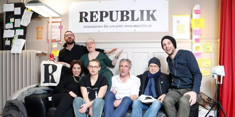 Die sechs Gründungsmitglieder des Online-Magazins «Republik» Christof Moser, Constantin Seibt, Clara Willemin, Nadja Schnetzler, Susanne Sugimoto und Laurent Brust (von rechts) zusammen mit Journalist Günter Wallraff (zweiter von rechs).