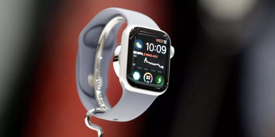 Die neue Apple Watch 4 wird bei der Präsentation von dem Apple iPhone XS und dem Apple iPhone XS Max im Steve Jobs Theater in Cupertino, Kalifornien (US) gezeigt.