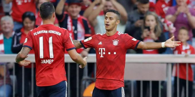 Thiago (r.) jubelt mit Teamkollege James nach dessen Tor gegen Bayer Leverkusen. Thiago (r.) jubelt mit Teamkollege James nach dessen Tor gegen Bayer Leverkusen.