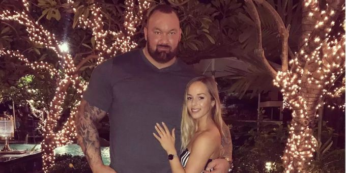 Hafþór «Thor» Júlíus Björnsson (29) und seine Angetraute Kelsey trennt ein halber Meter Grössenunterschied. Hafþór «Thor» Júlíus Björnsson (29) und seine Angetraute Kelsey trennt ein halber Meter Grössenunterschied.