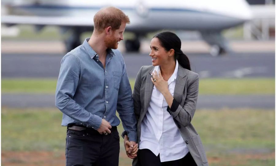 Strahlen über beide Ohren: Meghan und Harry auf dem Double Regional Airport.