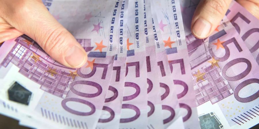 Eine Frau zählt 500-Euro-Geldscheine.