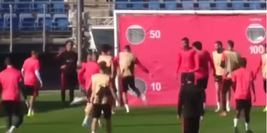 Sergio Ramos schiesst Teamkollegen Sergio Reguilon beim Training ab.