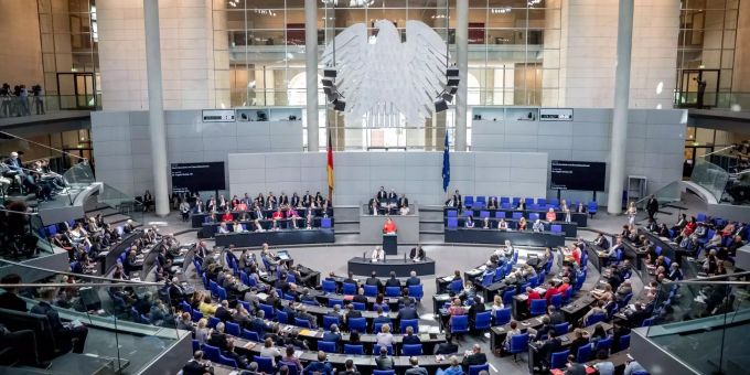 Bundeskanzlerin Angela Merkel spricht bei der Generaldebatte im Deutschen Bundestag. Bundeskanzlerin Angela Merkel spricht bei der Generaldebatte im Deutschen Bundestag.