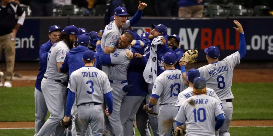 Die Spieler der Los Angeles Dodgers feiern nach dem 5:1-Sieg gegen die Milwaukee Brewers.